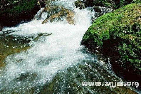 梦见像瀑布一样清澈的洪水，净化与重生的象征