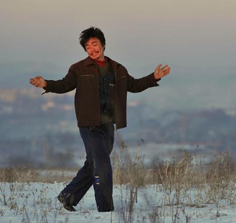 梦见别人绑自家下角盖房子，寓意与解析