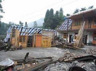 做梦梦见原来住过的小区楼房成片倒塌，非地震之兆的深层解析与预示