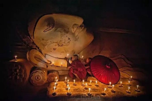 梦境中的生死轮回，解析梦见自己去办丧事时，进门遇见死人复活并与之交谈的奇异经历