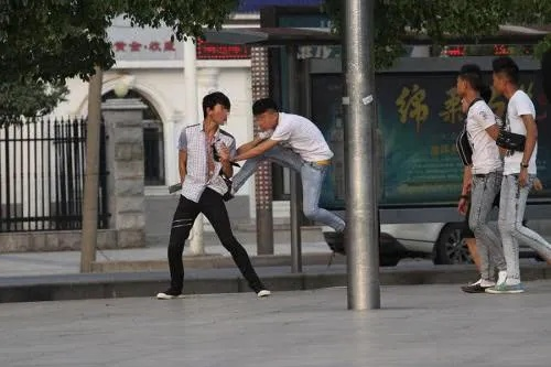 梦见给别人打架，梦境背后的深层含义与解析