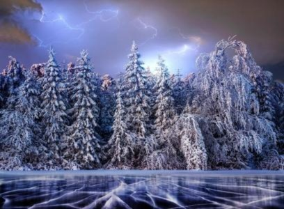 梦境中的自然奇观，电闪雷鸣与鹅毛大雪的交织