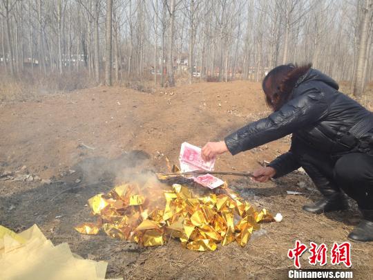 梦境中的奇异景象，解析梦见一对新人穿白礼服在坟墓旁的深层含义