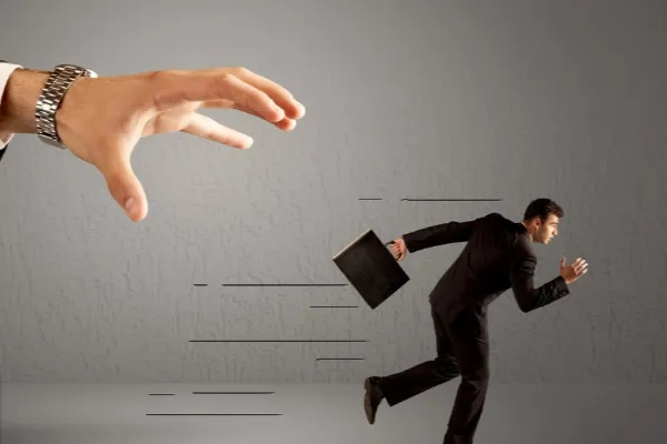 梦境中的逃亡之路,解析梦见被人追杀时开车逃跑的深层含义 梦境中的逃亡之路,解析梦见被人追杀时开车逃跑的深层含义