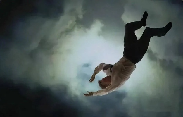 梦境解析,梦见自己掉在悬崖上却抓住绳子未死,动物围绕的深层含义 梦境解析,梦见自己掉在悬崖上却抓住绳子未死,动物围绕的深层含义