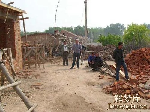 梦见伯父伯母带人在家修房子，家庭与重建的深层寓意