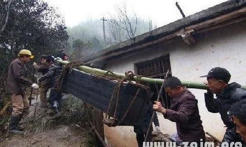 梦境中的深意，解析梦见自己推木质的棺材往前走