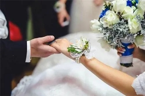 已婚人士梦见自己结婚，去世的亲人意外现身，梦境背后的深层含义与解读