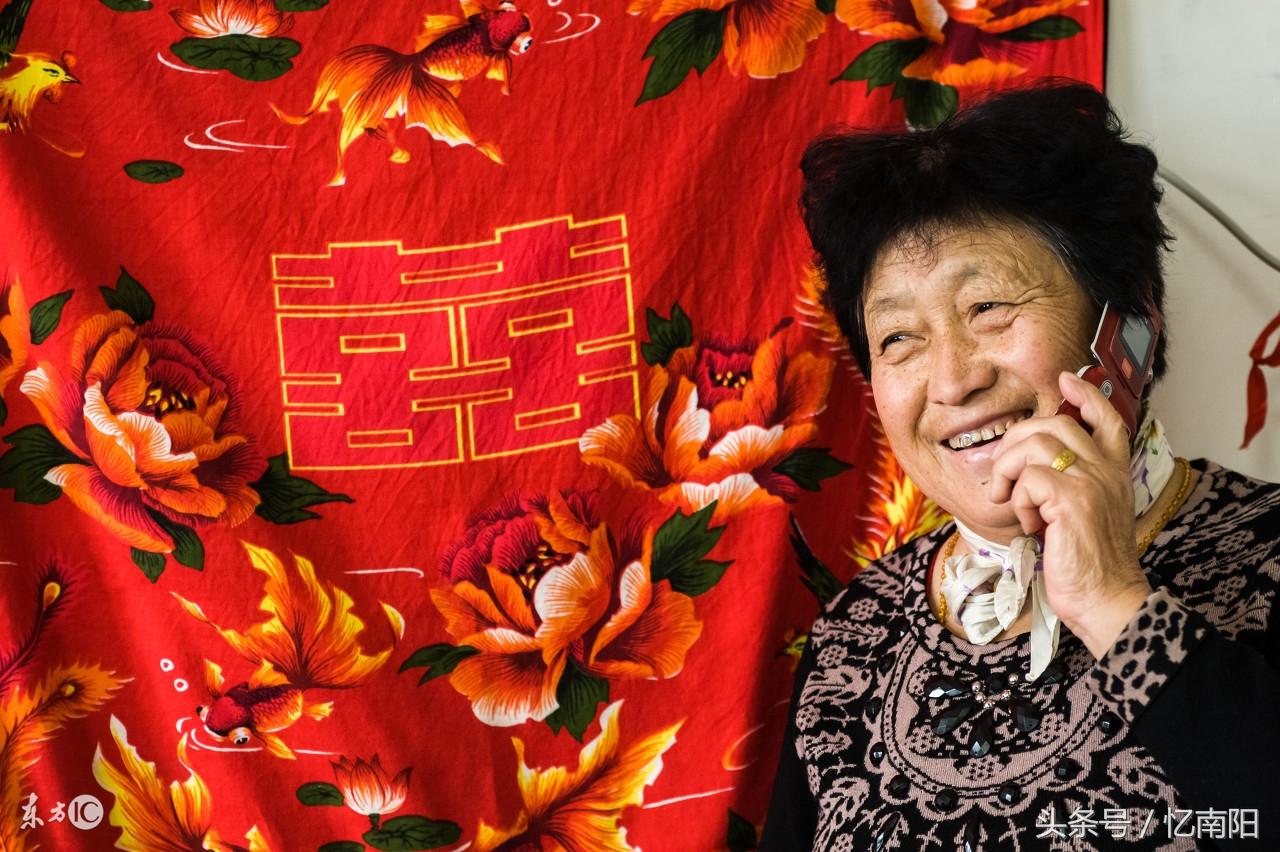周公解梦，梦见老公穿着红唐装戴红花当媒人，预示家庭和谐与好运连连