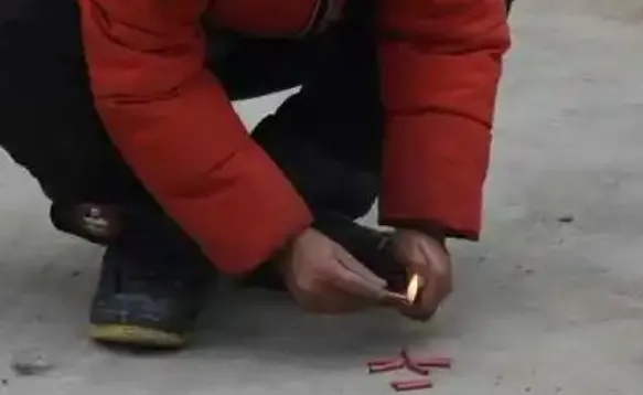 周公解梦，梦见小孩扔点着的炮在我身上，预示什么？