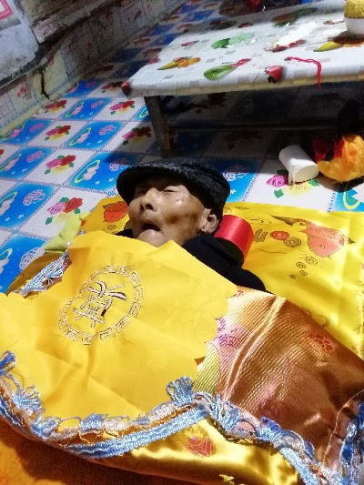 梦见过世的外公安祥的躺在灵板上，一场心灵深处的对话与慰藉
