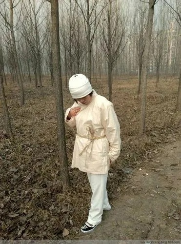 梦到自己捡钱未获，别家死人戴孝的深层寓意与心理解析