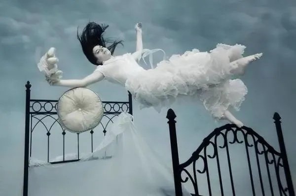 孕妇梦境中的奥秘，穿婚纱的老太太与生命循环的寓言