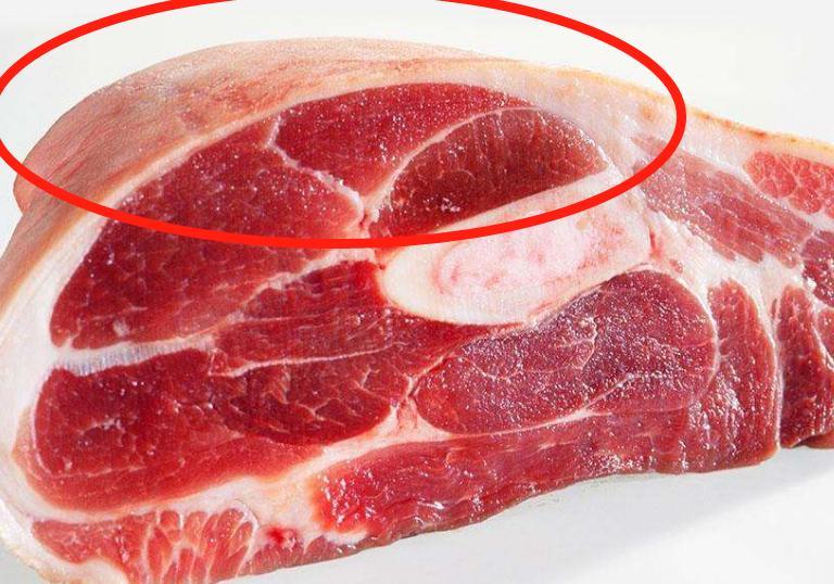 梦境中的不解之缘，为何梦见爱人买了大量猪肉却心生反感？