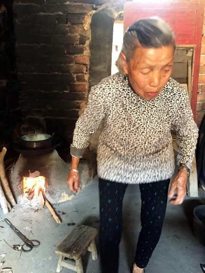 梦见死去的母亲生火给女儿烤背，心灵的慰藉与传承的象征