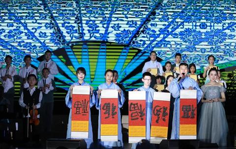 梦境的双面镜像，断裂的面条蛇与窗外的虎视眈眈