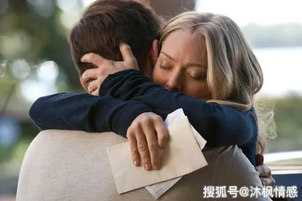 前女友打电话告诉我她梦到我和一个好朋友在逃跑，一场关于梦境与现实的交织解读