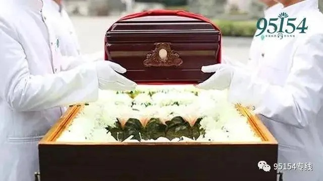 梦境中的生死交织，捧着骨灰盒的殡葬馆之旅