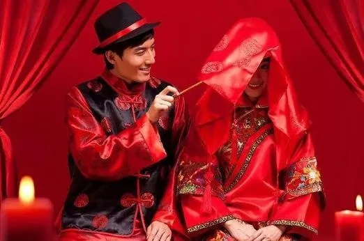 梦见自己穿一身红衣服和丈夫结婚，幸福与承诺的象征