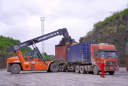 梦境解析，梦见汽车掉入厕所后被吊车吊起的深层含义