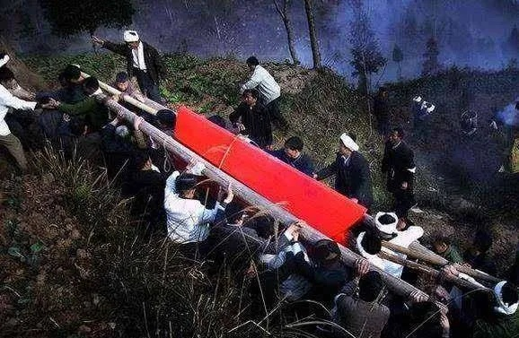 梦见出殡队伍和棺材太沉抬不起翻倒，探索梦境背后的深层含义