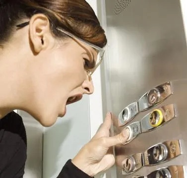 梦境解析，梦见乘电梯急速下降，却凭借智慧与勇气化险为夷