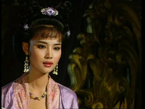 梦境的温暖守护，梦见自己光着身子，老公赠衣的深层寓意