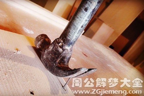 梦见身上很多钉子被拔掉，内心的解脱与重生的象征
