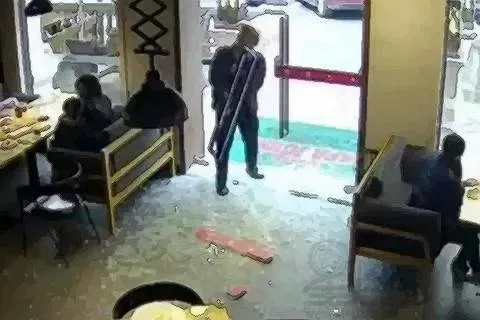 梦见恶人把店面玻璃砸烂，解读梦境背后的深层含义