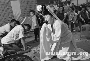 周公解梦，梦见衣服掉茅坑又捞起，寓意何在？