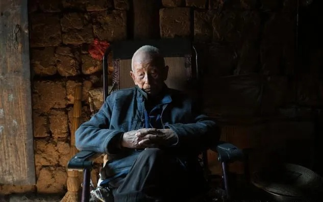 梦回往昔，已故父亲的呢喃与内心的恐惧交织