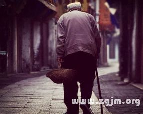 连续梦到活着的父亲去世，梦境背后的深层含义与心理解析