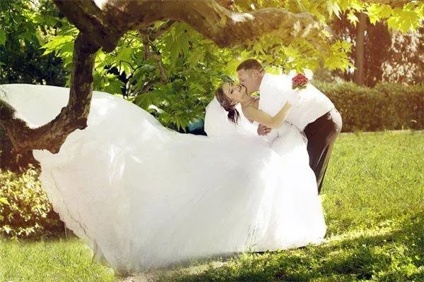 老婆梦见自己老公结婚，穿一身白衣，梦境背后的深意与解析