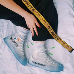 梦见光脚穿白袜子没穿鞋也找不到鞋，探索梦境背后的深层含义