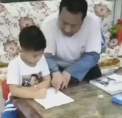 梦见已逝父亲赠我无数鱼，一场关于亲情与生命的梦境解析