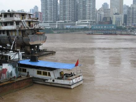 梦境解析，梦见下大雨外婆老家里涨水被自己用面盆抽干
