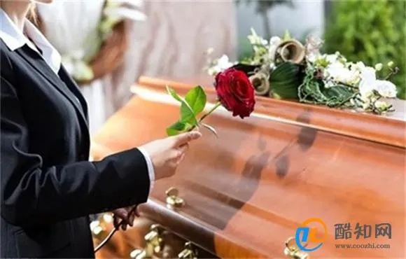 梦见把钱给死人去参加葬礼，探索梦境背后的深层含义