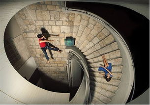 梦境解析，楼梯道上的错觉与情感交织