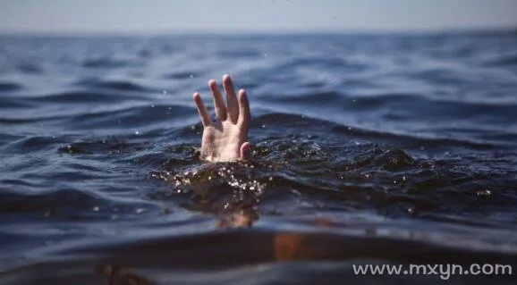 妈妈梦见我被水淹死了，梦境背后的深层含义与心理解析