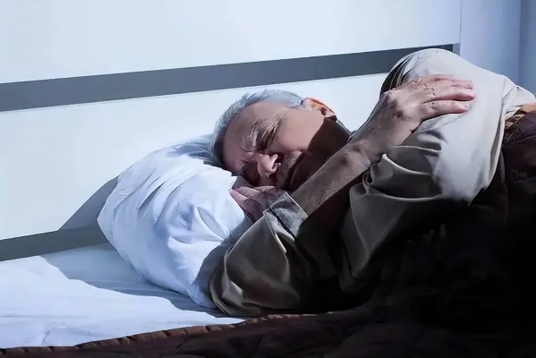 孕妇梦境中的古老对话，解读逝去老人传递的深层寓意