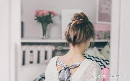 女人梦见头发大把掉落，梦境背后的深层含义与心理解析