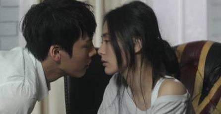 梦见与女生接吻，潜意识中的情感与欲望的交织象征
