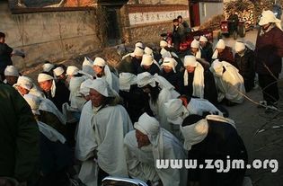 梦境交织，丧事与孕妇之死，腐烂的预兆