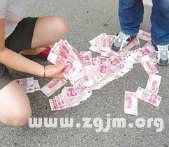 梦境奇遇，梦见上街包被小偷割破却无一物失