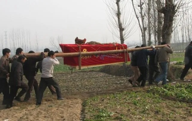 梦境中的迂回与逃避，解析梦见在路上别人抬着红棺材的深层含义