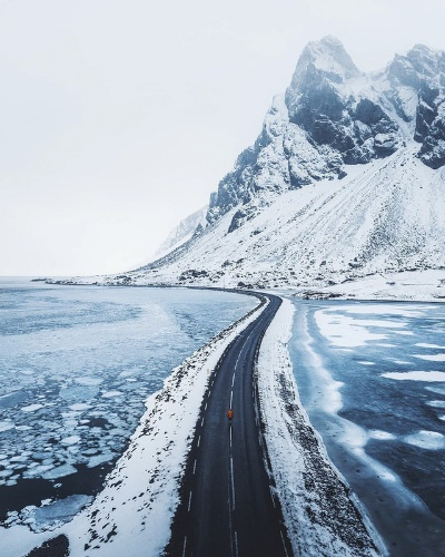 梦境解析，梦下雪路中积雪，水边消融