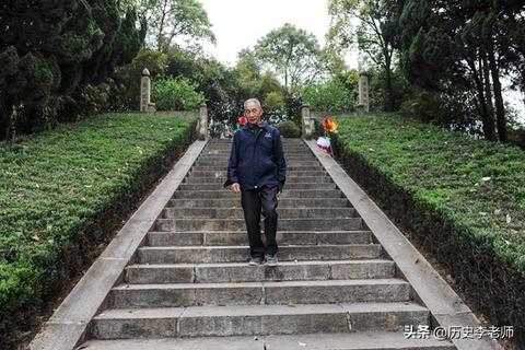 梦境之旅，探索梦到自己死去的亲人要带自己去墓地玩的深层含义