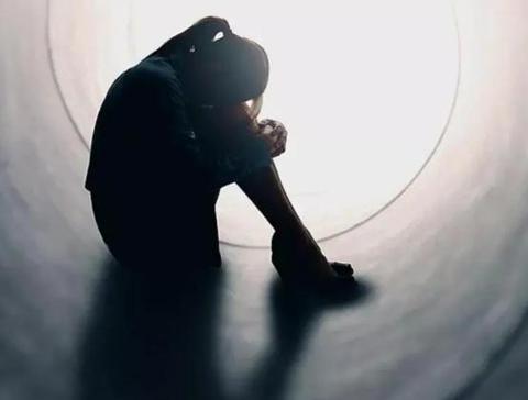 梦境与现实交织，梦见死去的亲人活着被烧的深层解读