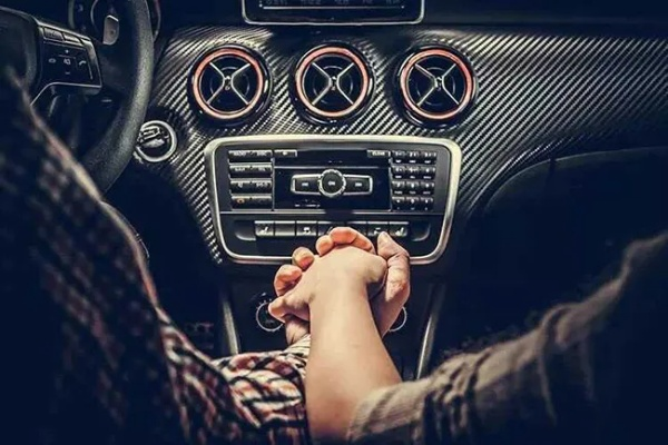 梦见前女友在我面前开车，一段未了的情感与内心探索
