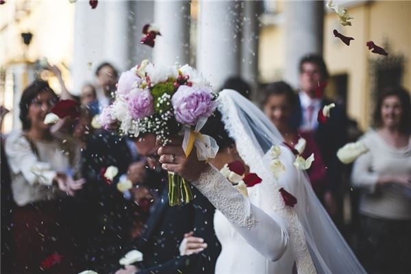 已婚梦境中的婚礼谜团，解析梦见自己与旁人筹备18日红妆婚礼的深层含义